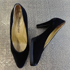 🐢 Yves Saint Laurent Black Velvet Pumps Size 9 Good Shape!